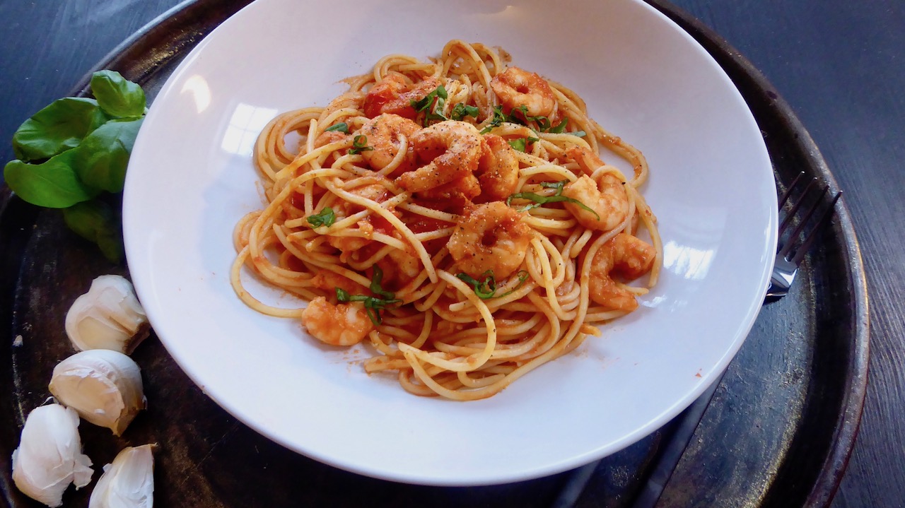 Glutenfri pasta med scampi, tomater og basilikum - Pappa uten gluten