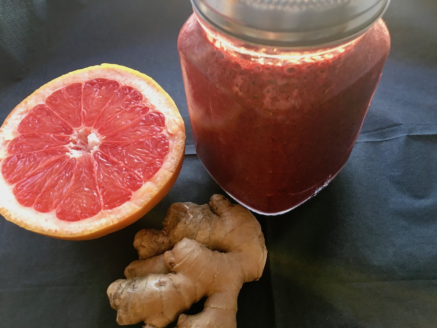 smoothie med chili, ingefær, gurkemeie ananas, sitron og blåbær. Glutenfri selvfølgelig