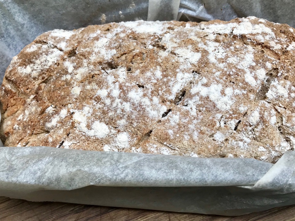 nybakt glutenfritt brød på søndag morgen