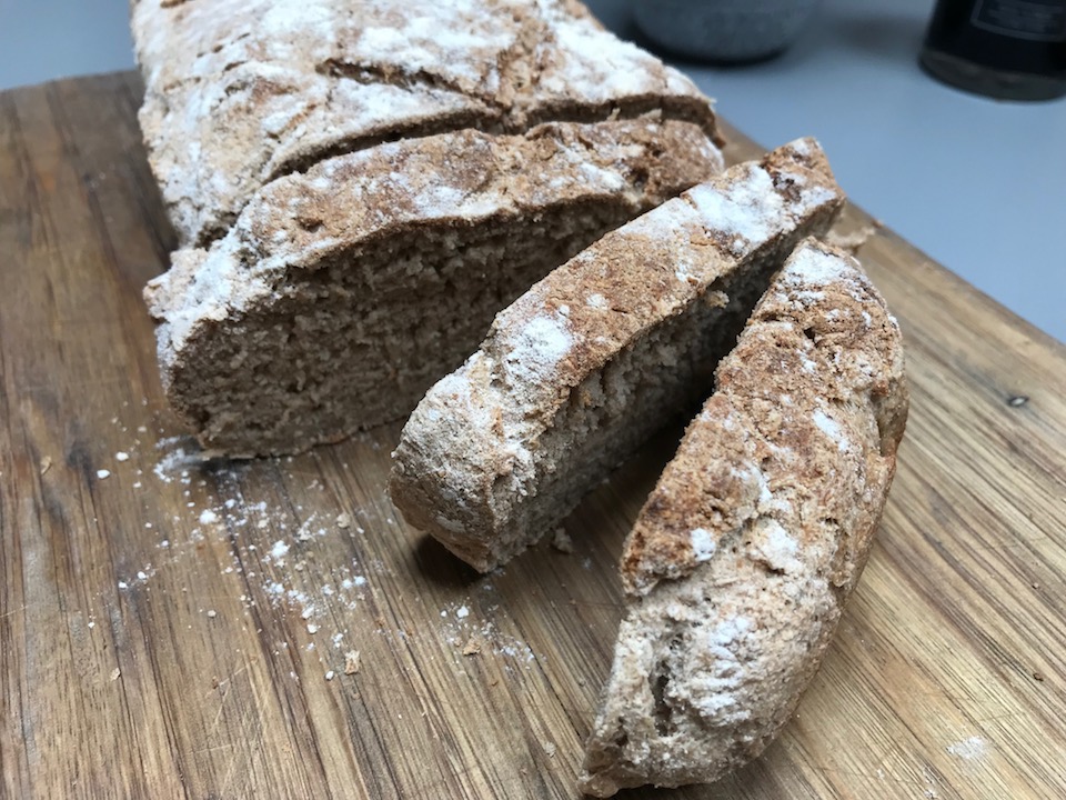 nybakt glutenfritt brød på søndag morgen