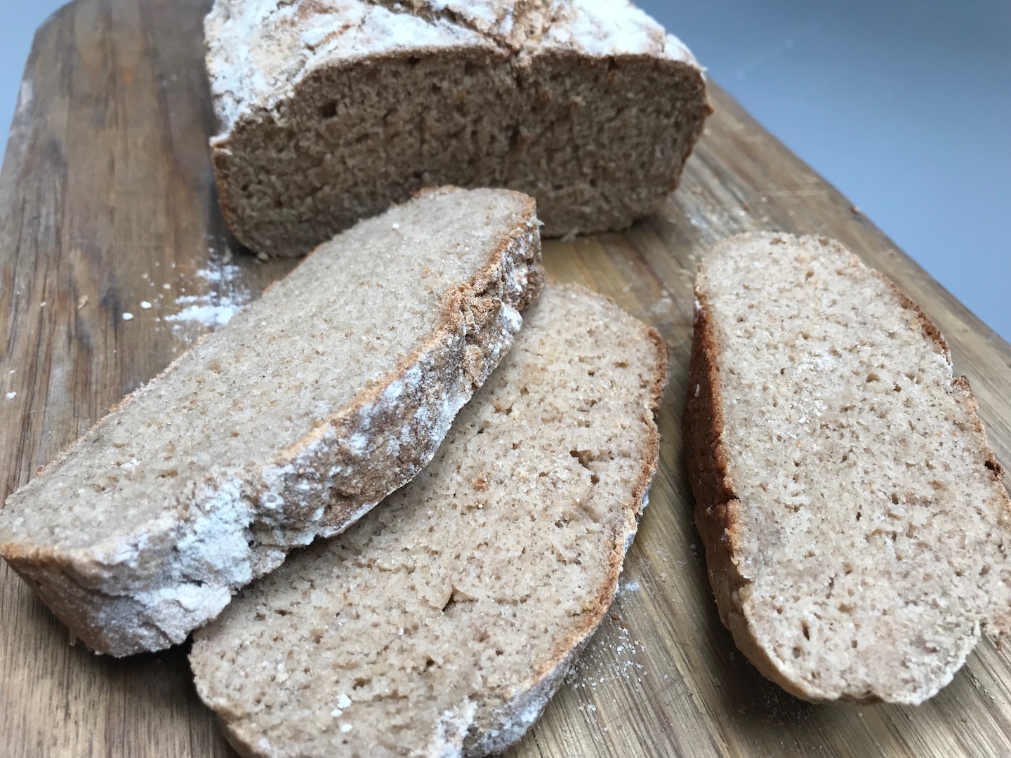 nybakt glutenfritt brød på søndag morgen