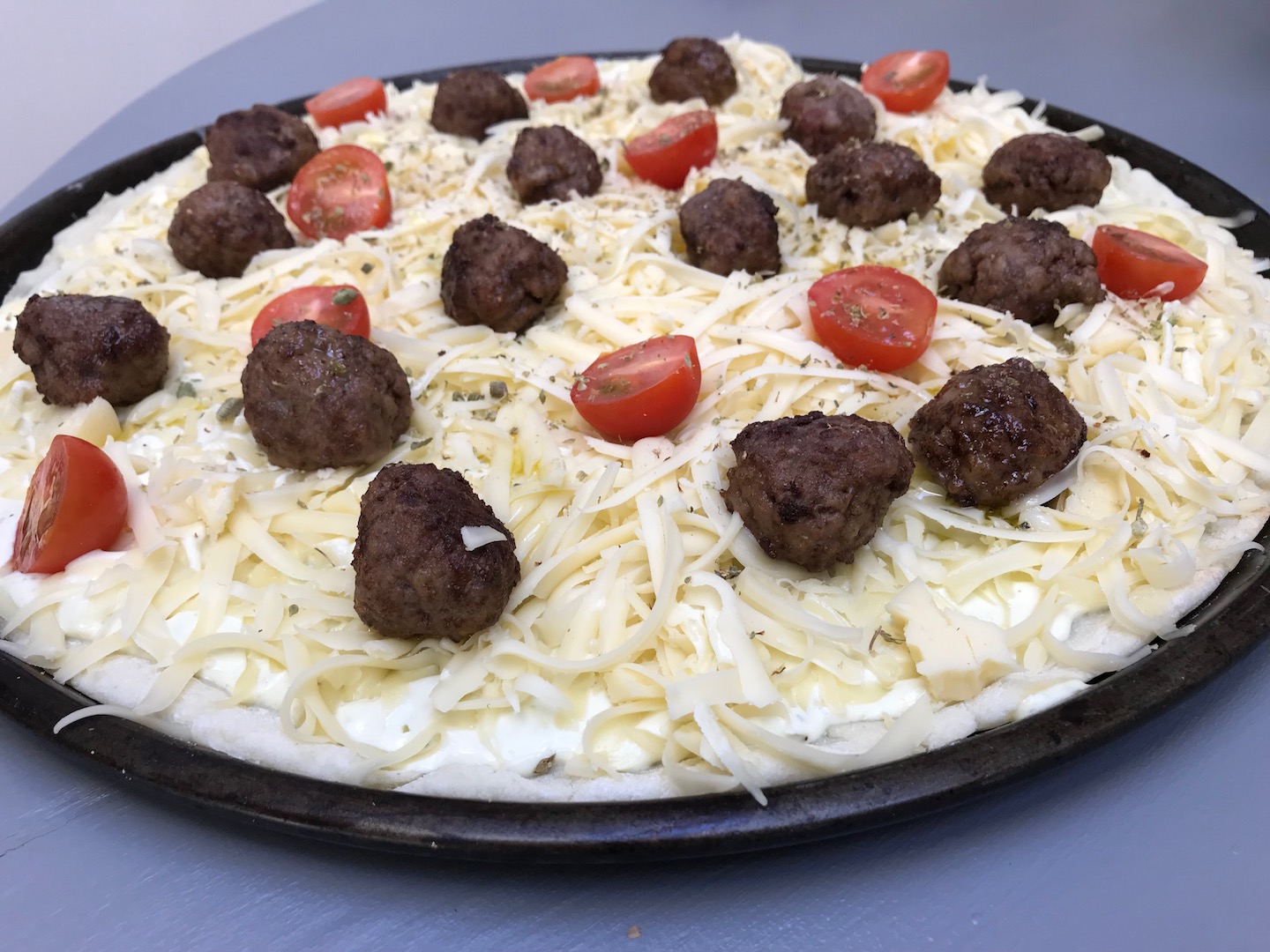 glutenfri pizza med krydrete kjøttboller