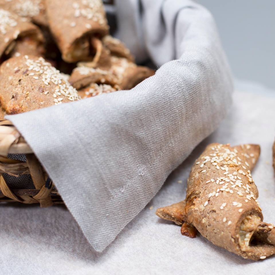 Grove ostehorn med mørk bakemiks fra Helios