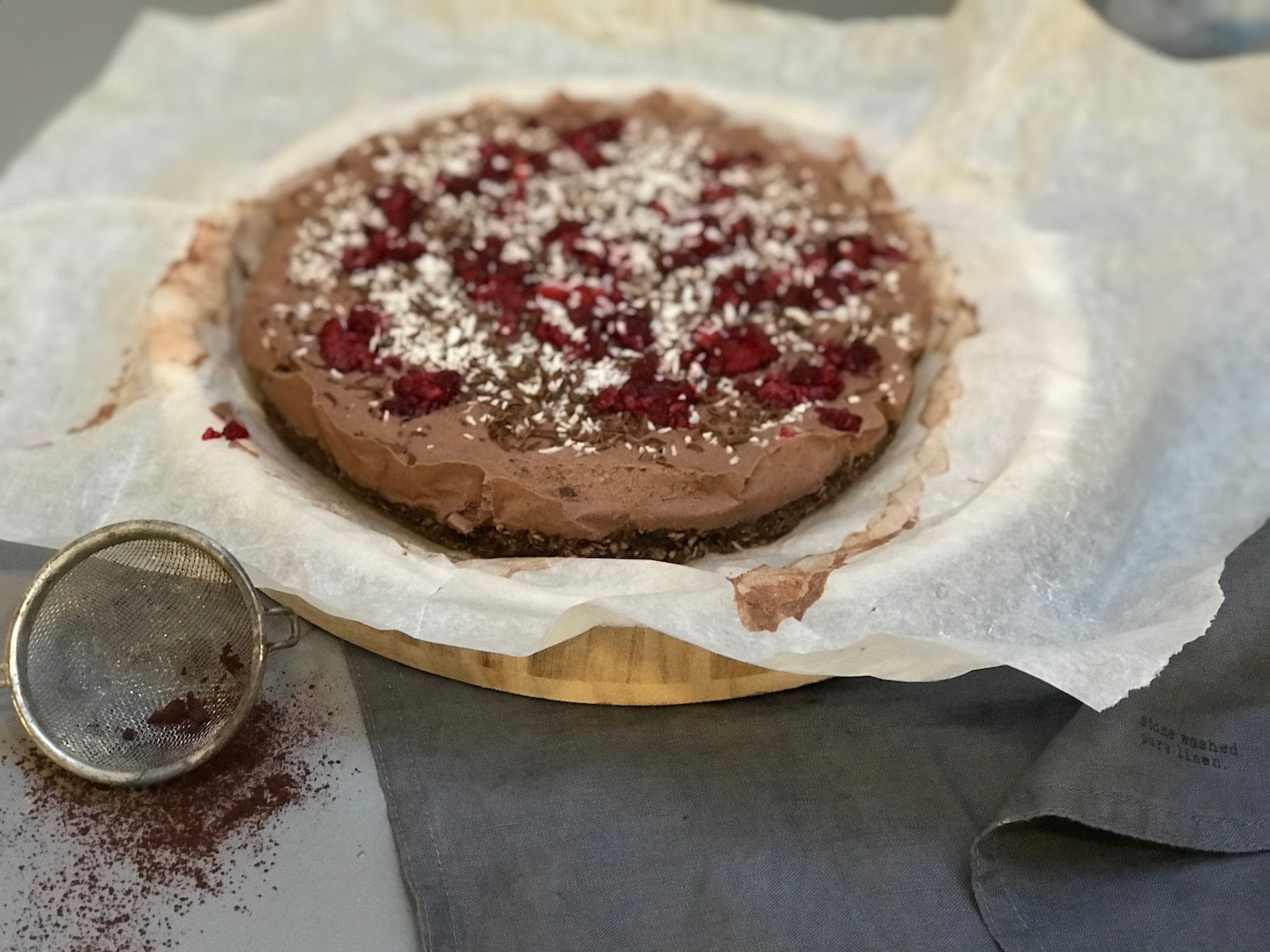 Rådigg rawcake med sjokolade, kokos og nøtter