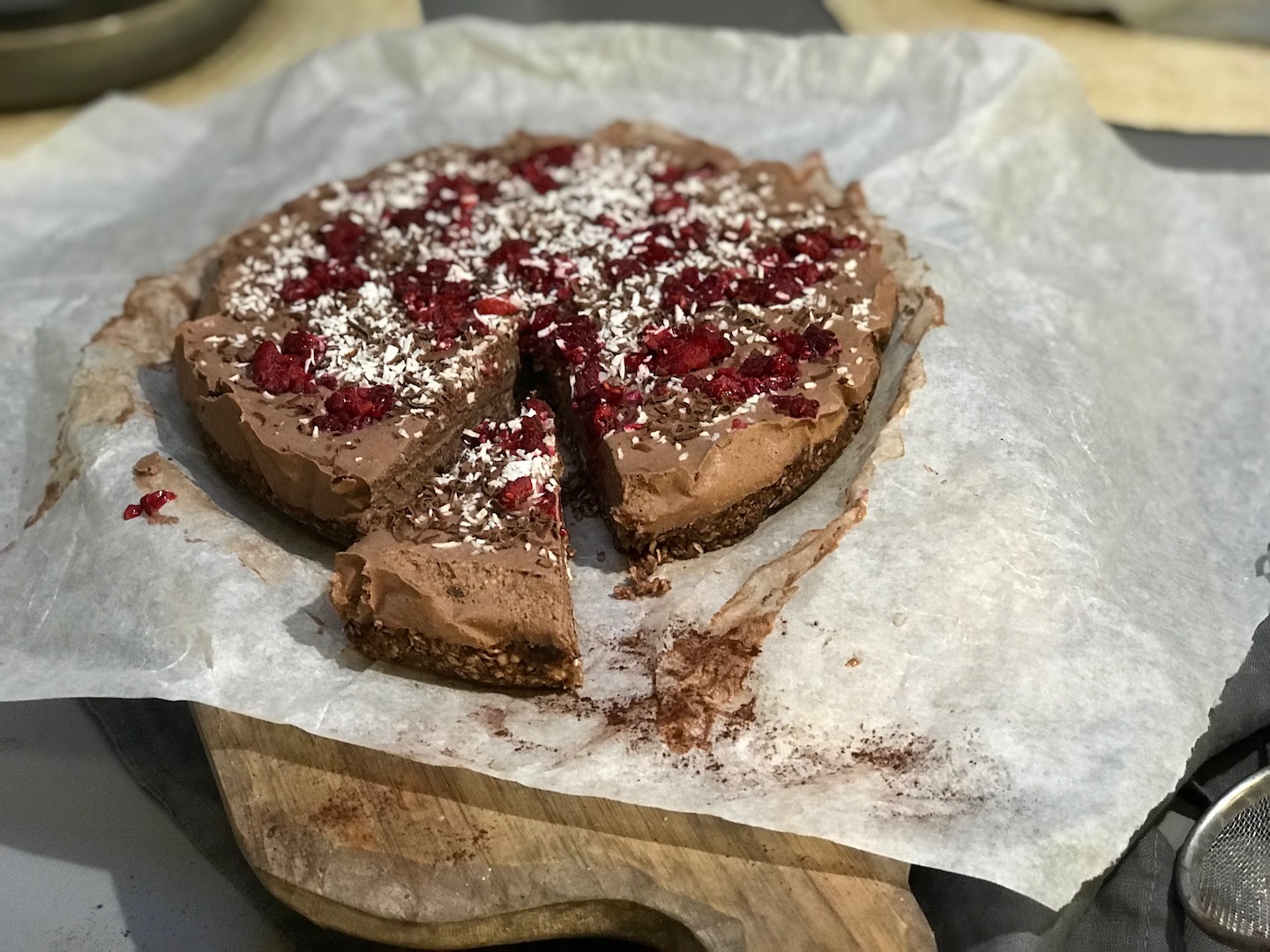 Rådigg rawcake med sjokolade, kokos og nøtter