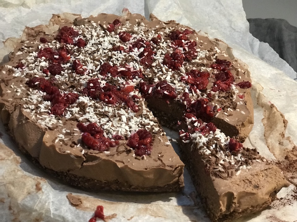 Rådigg rawcake med sjokolade, kokos og nøtter