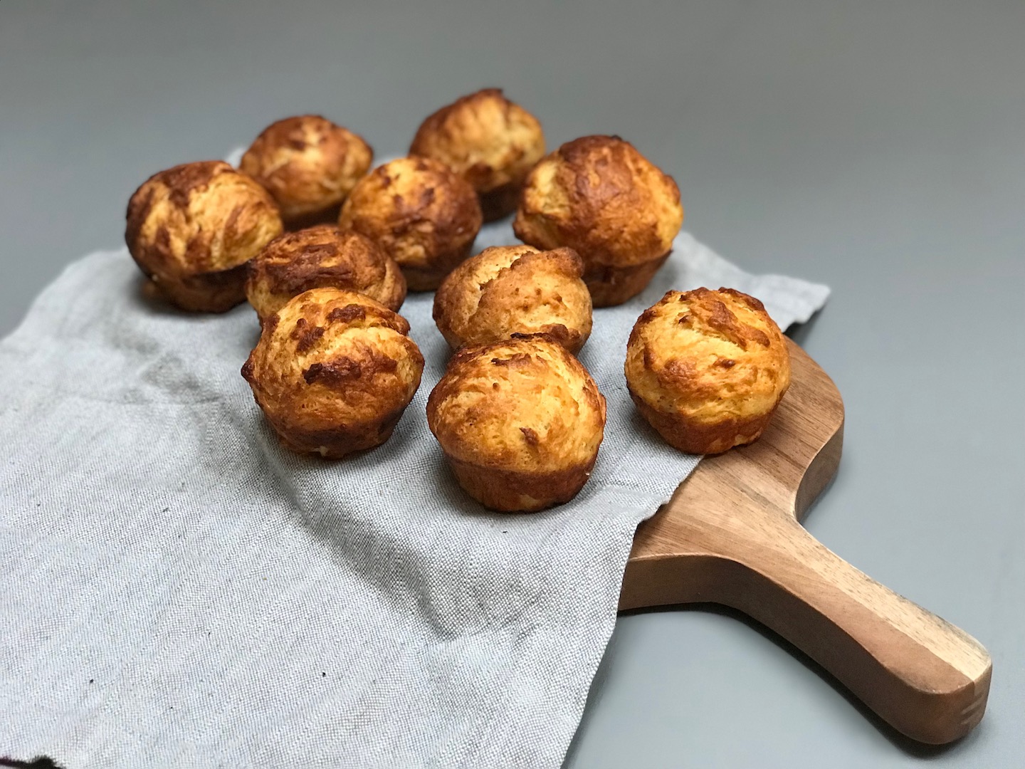 Serveres nybakte med smør, marmelade og/ eller ost