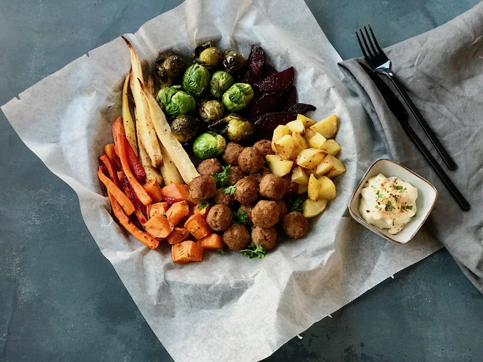 "Juletallerken" med vegetarboller, rotgrønnsaker og chiliaioli