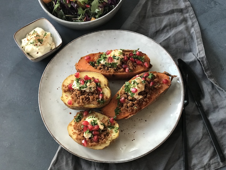 Bakte poteter med vegetardeig, aioli, granateple og friske urter