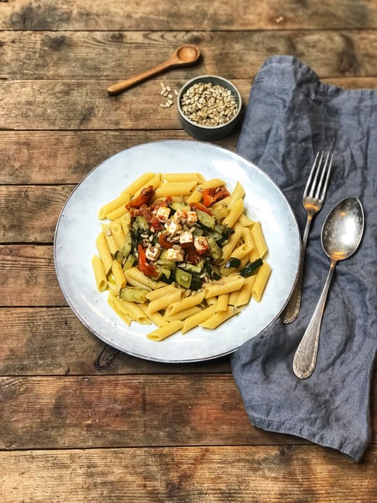 Glutenfri vegetarpasta med squash og feta