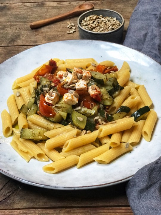 Glutenfri vegetarpasta med squash og feta