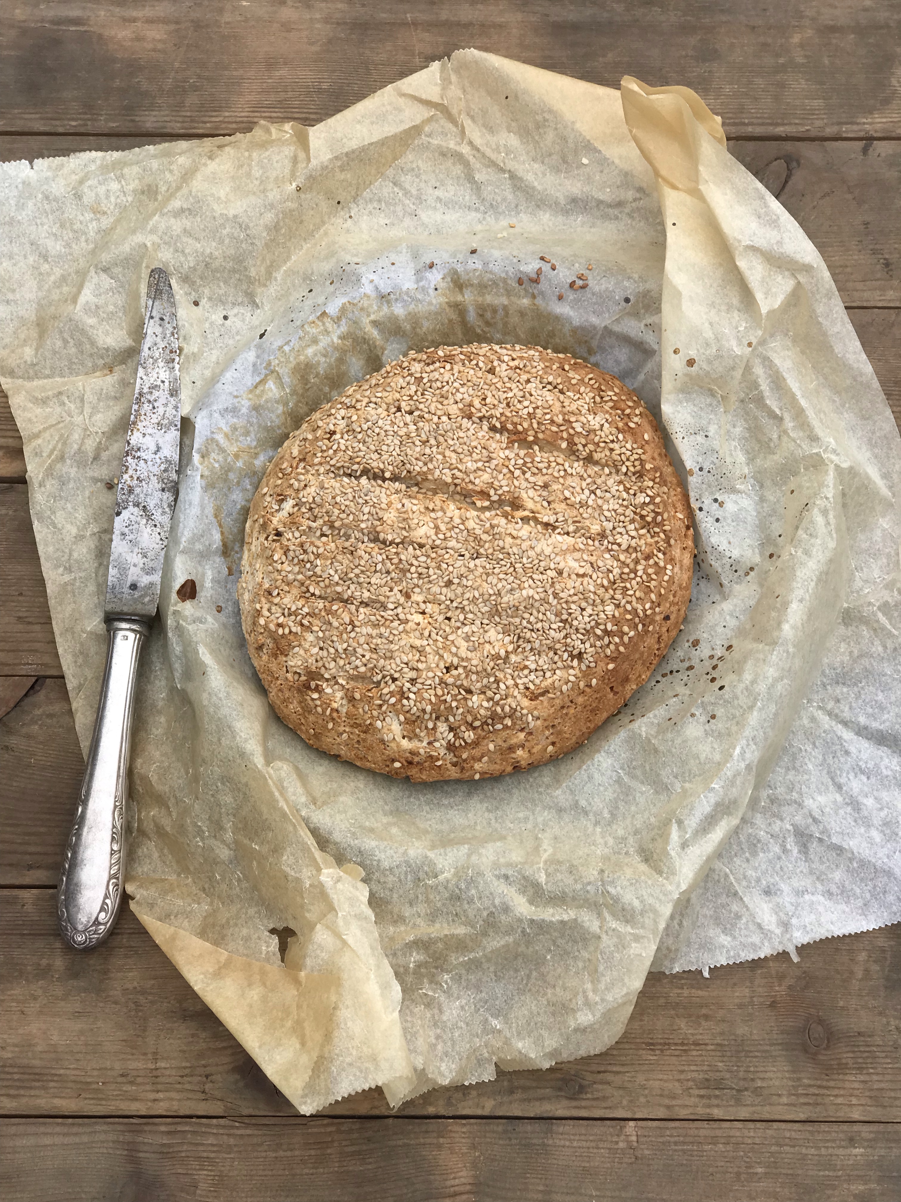 Glutenfritt lyst landbrød med sesamfrø