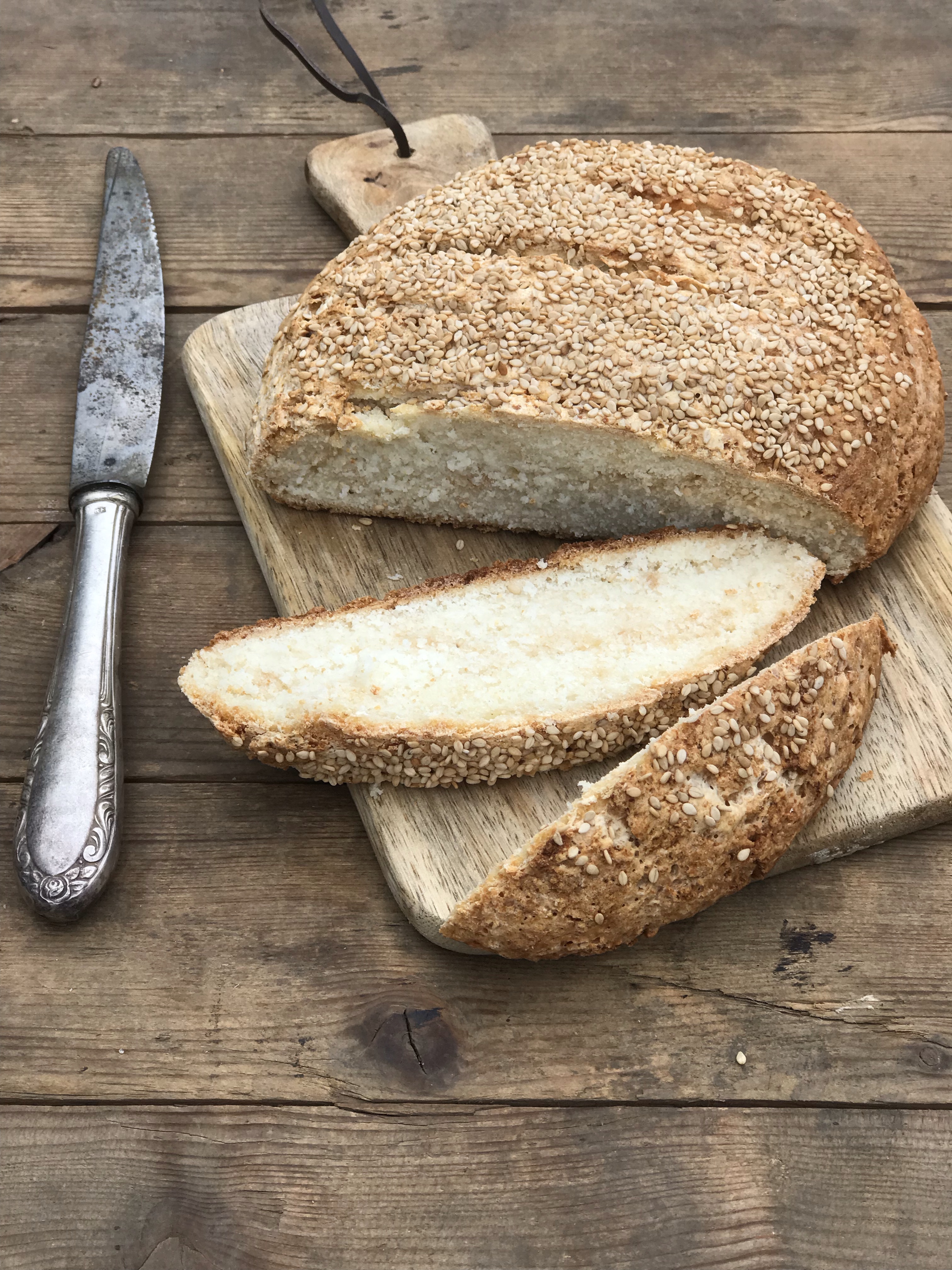 Glutenfritt lyst landbrød med sesamfrø