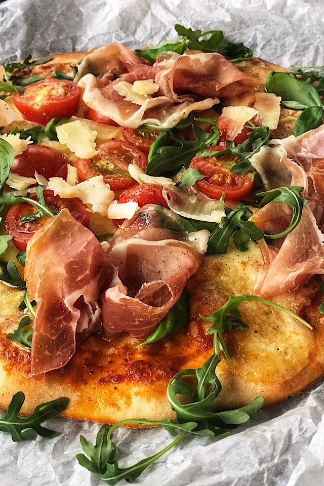 Glutenfri pizza med prosciutto, ruccula og parmesanflak. Bunn fra BFree
