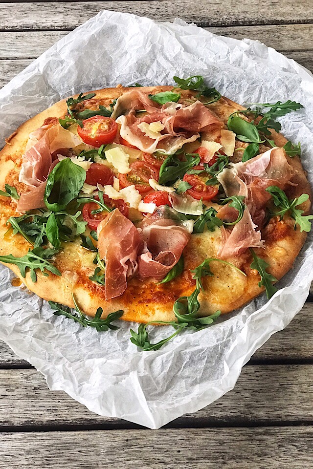 Glutenfri pizza med prosciutto, ruccula og parmesanflak. Bunn fra BFree
