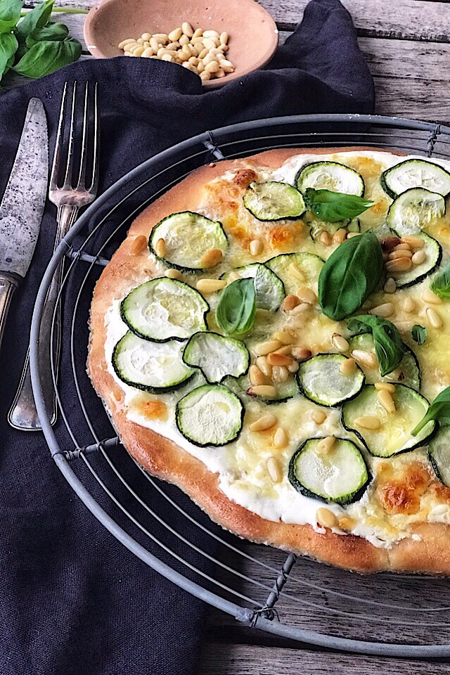 Glutenfri hvit pizza med squash, mozzarella og pinjekjerner. Bunn fra BFree