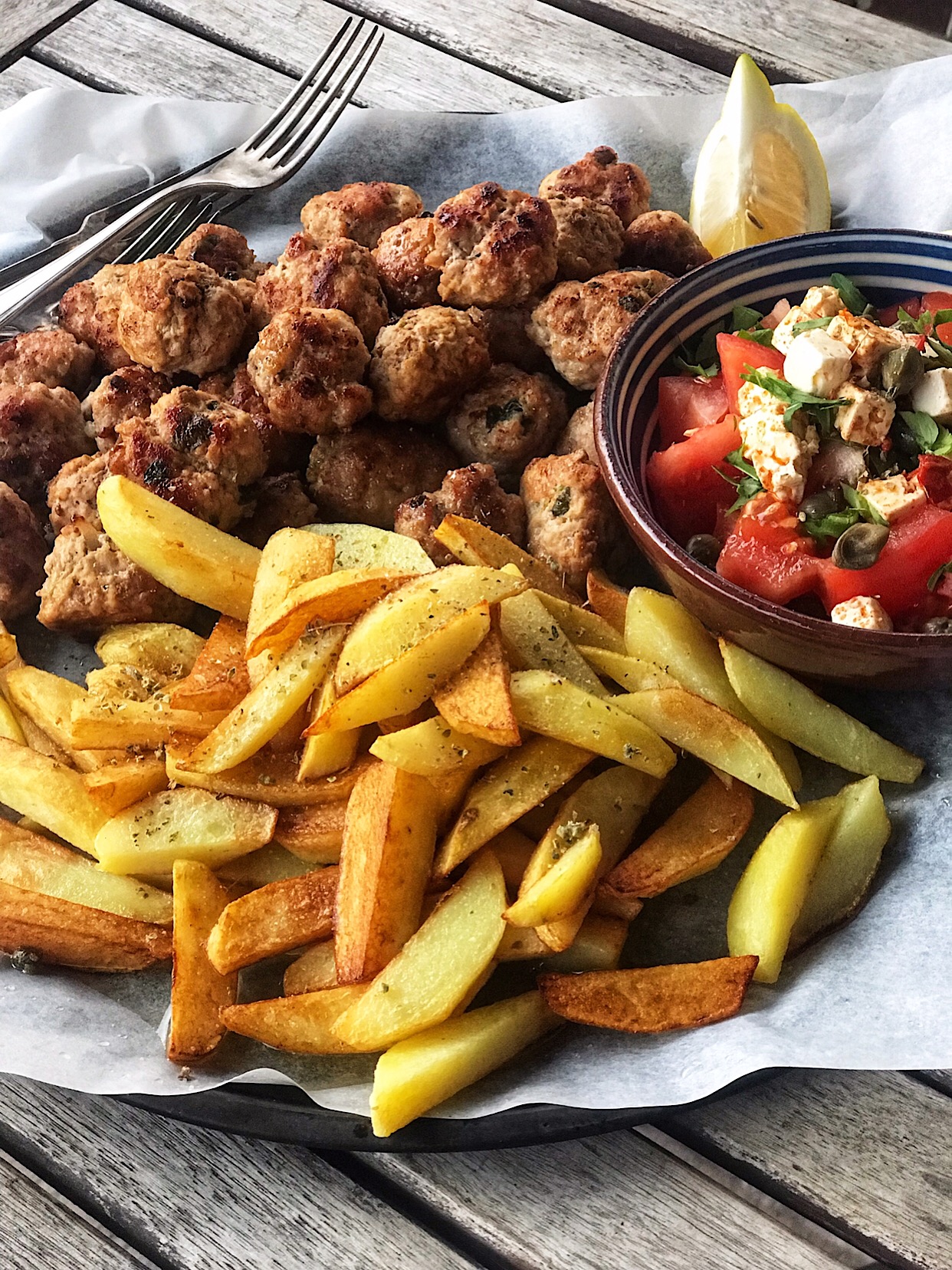 Greske kjøttboller og stekte poteter