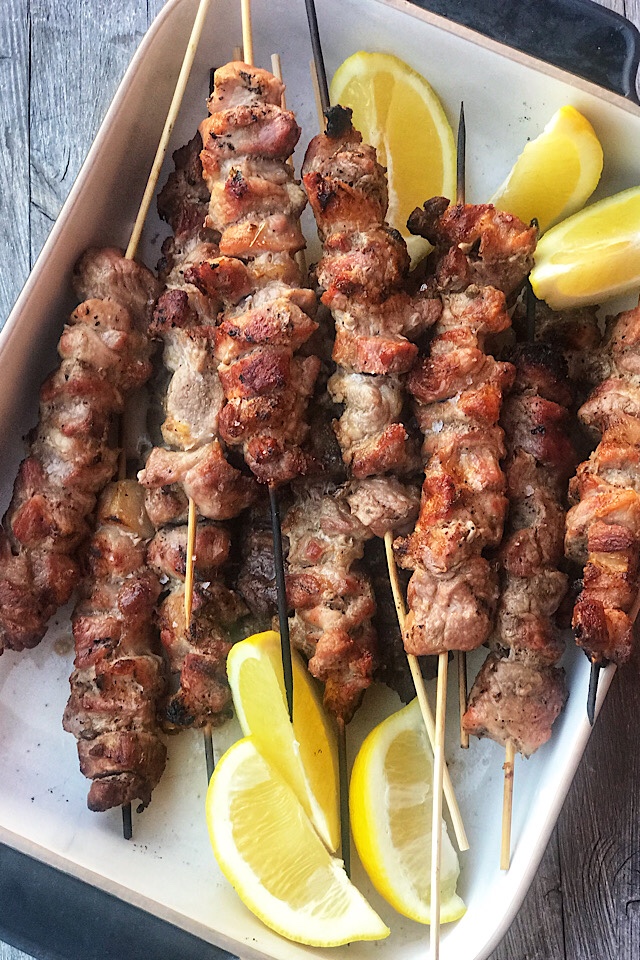 Souvlaki, gresk salat og tzatsiki.