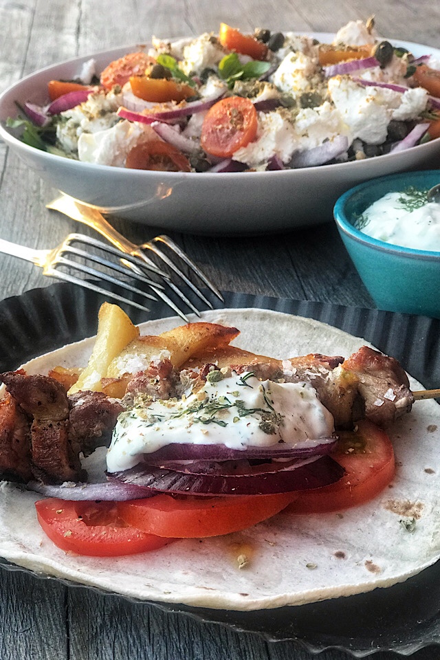 Souvlaki, gresk salat og tzatsiki.