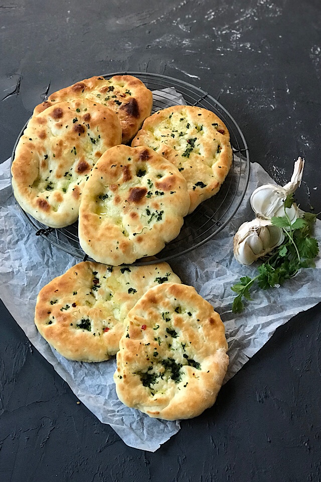 Glutenfrie nanbrød med koriander, chili & hvitløk