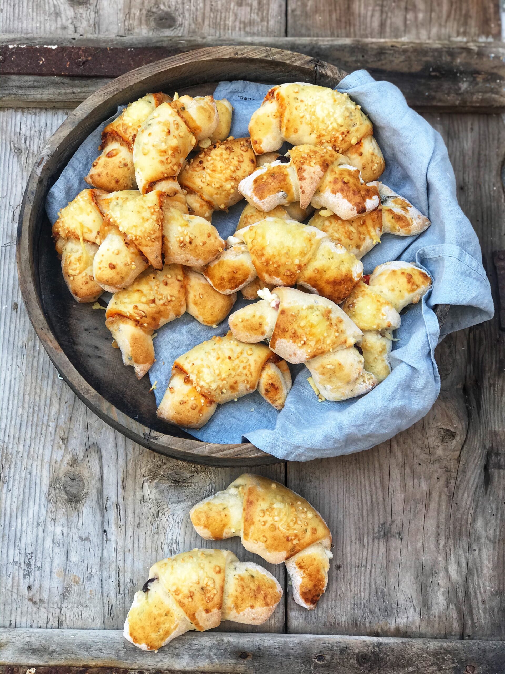 Glutenfrie horn med feta, kapers, oliven og tomat