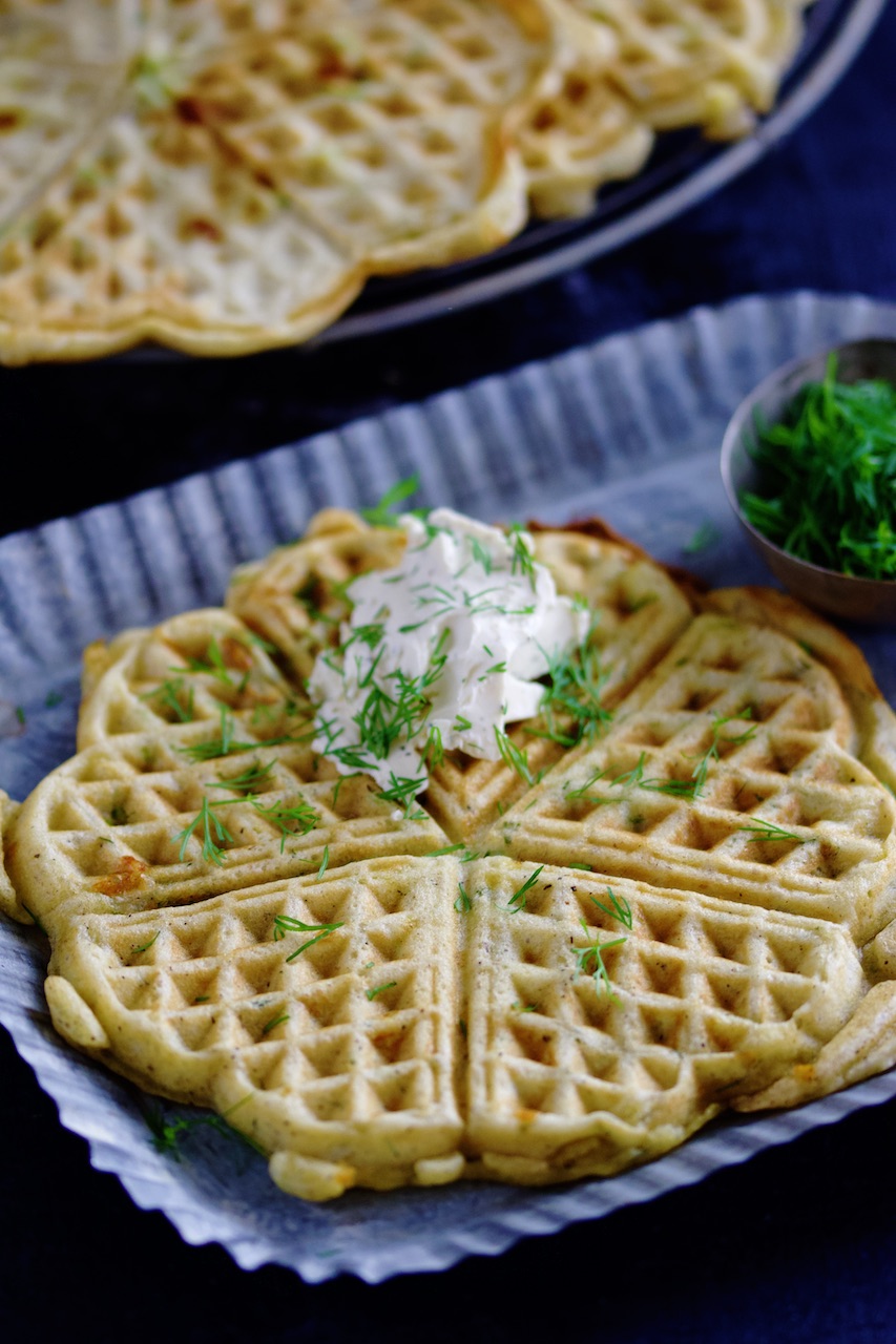 glutenfrie Grove vafler med cheddar, dill og vårløk