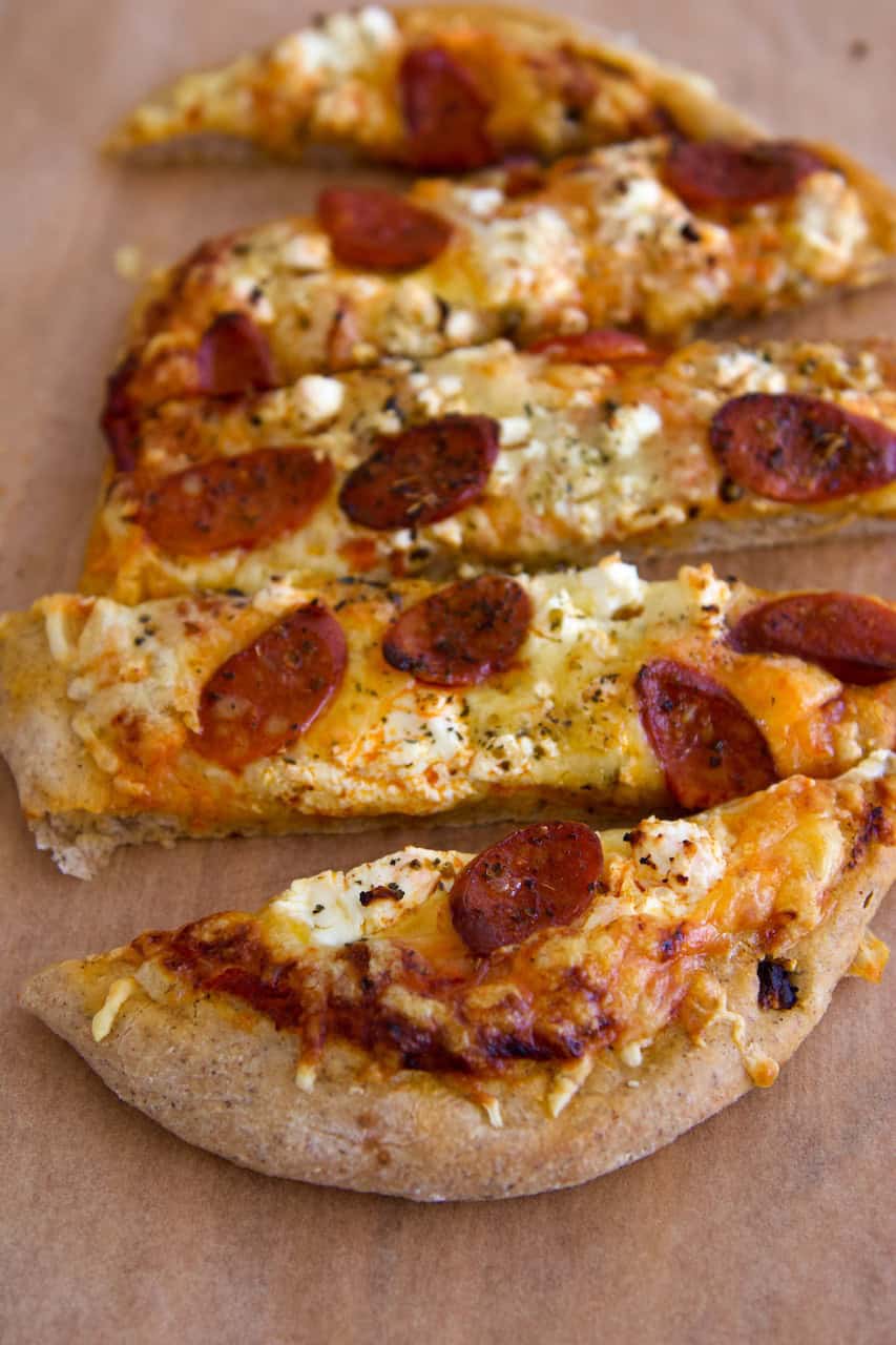 Glutenfri flatbread pizza med fetaost og chilipølse