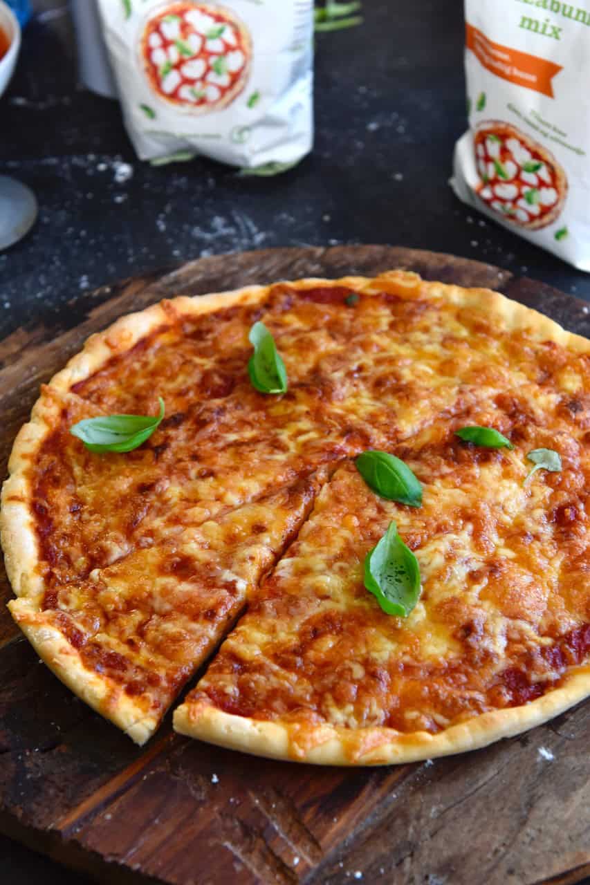 Glutenfri pizza med tynn sprø bunn